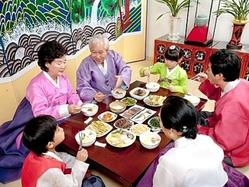 Quy tắc trên bàn ăn của người Hàn Quốc 