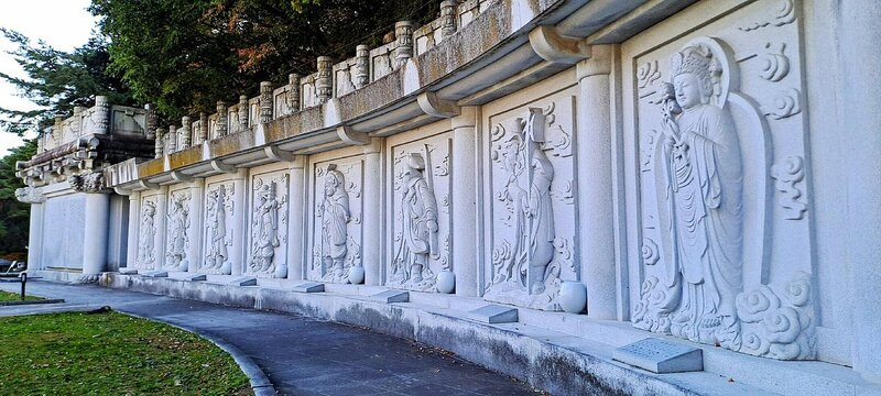 Bức tường được điêu khắc những vị thần bao quanh tượng Đức Phật Yaksayeorae-bul