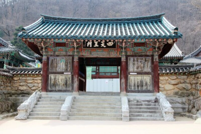 Cổng Cheongwang-mun tại đền Donghwasa