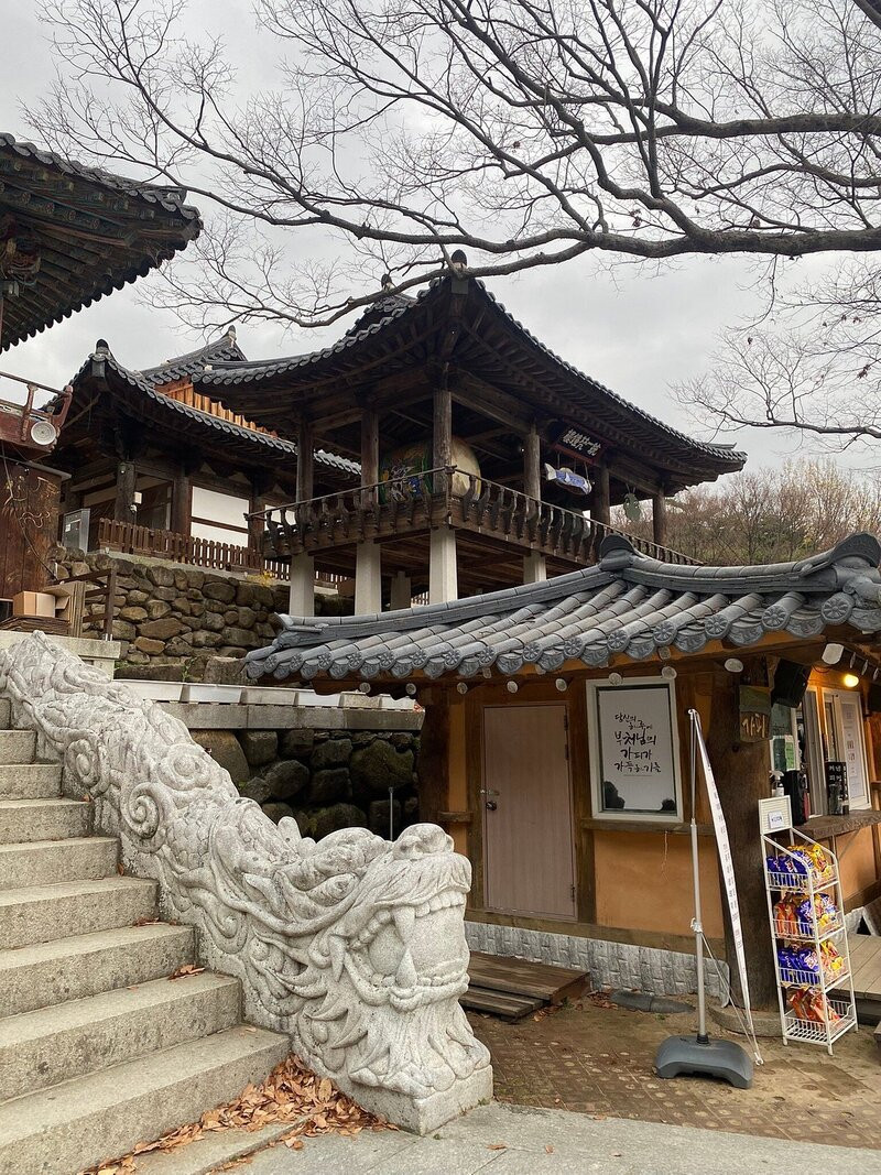 Phù điêu hình rồng trên cầu thang Geumgang