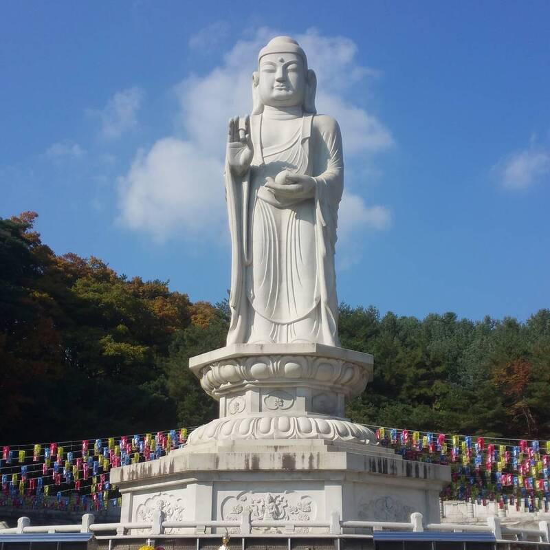 Tượng Phật Yaksayeorae-bul tại đền Donghwasa