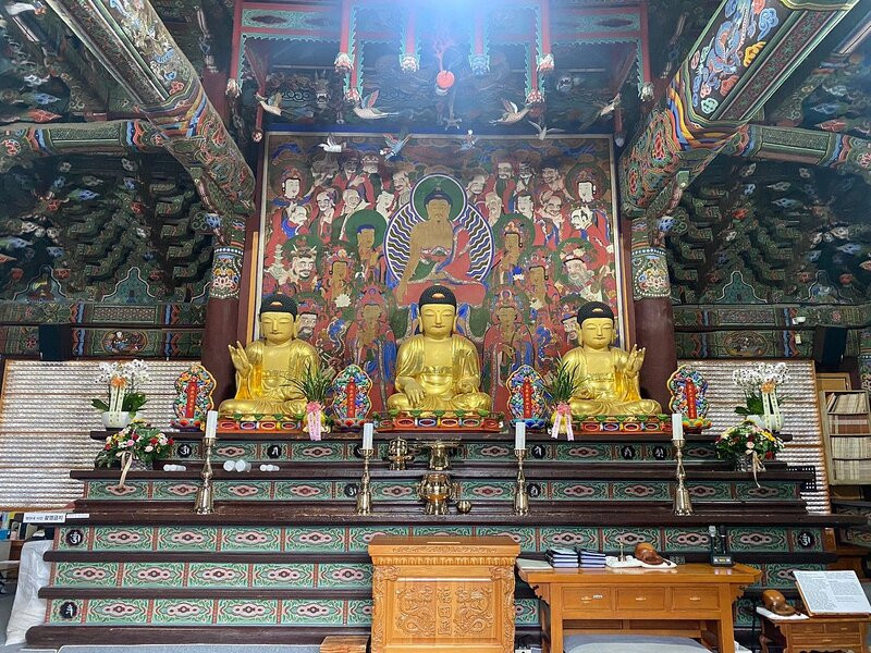 Tượng Phật trong đền Daeung-jeon