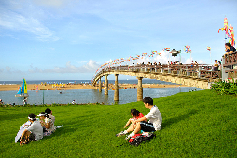 Cầu Cầu Vồng nối giữa bãi biển Fulong và bờ sông Shuangxi