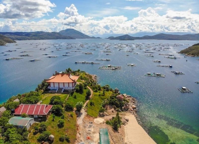 Quang cảnh chùa Thiên Ân - đảo Đầm Môn Nha Trang
